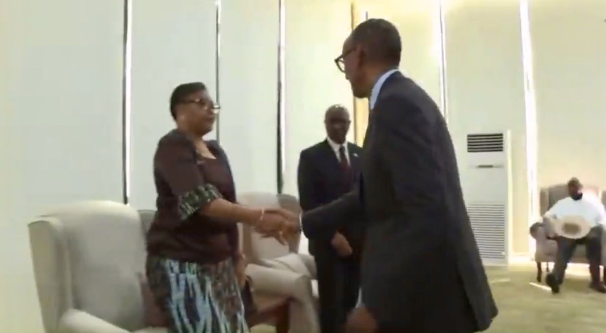 La poignée de main entre la Première ministre congolaise et le président rwandais suscite la polémique