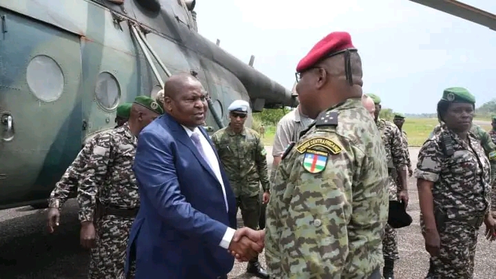 Centrafrique : le Président Touadéra en visite dans un camp de formation de soldats