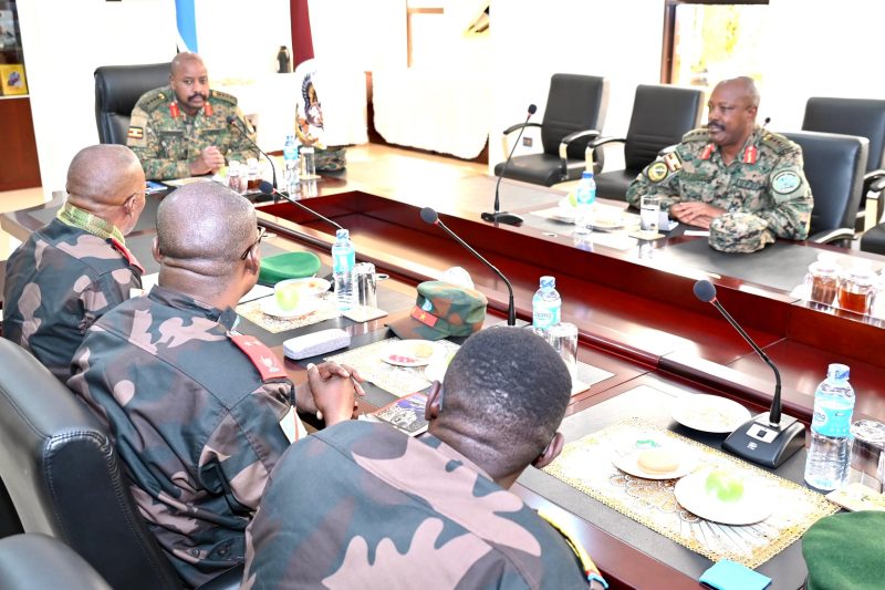 Le chef de l’armée ougandaise s’entretient avec des généraux de la RDC sur la sécurité régionale
