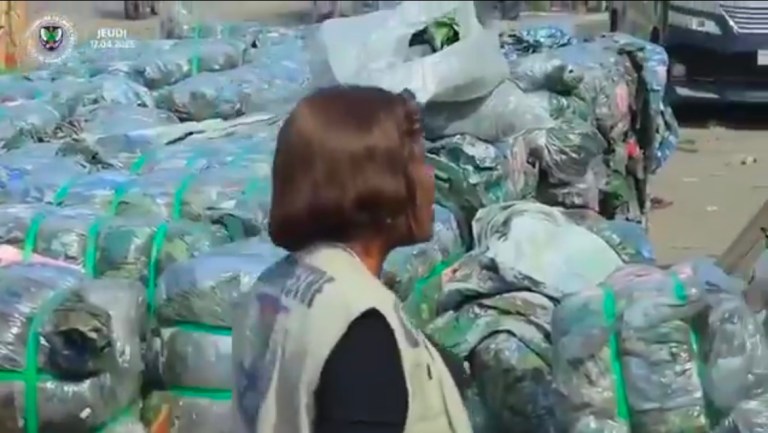 Kinshasa : 209 ballots de tenues militaires découverts dans un entrepôt à Limete