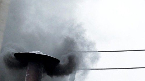 Une fumée noire signale la fin de la première journée du conclave, pas de nouveau pape élu