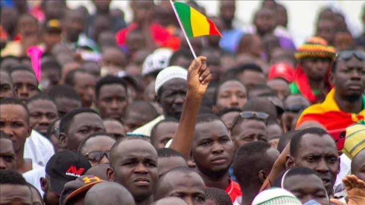 Mali : une centaine de partis politiques dénoncent « un acte illégal » après la suspension « jusqu’a nouvel ordre » de leurs activités