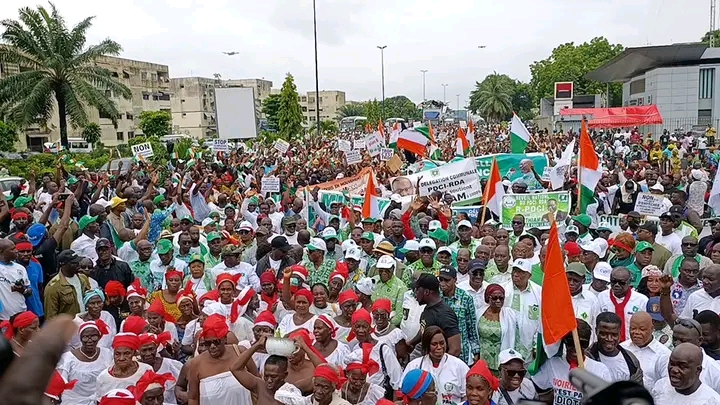 Côte d’Ivoire : l’opposition manifeste contre l’exclusion de candidats à la présidentielle