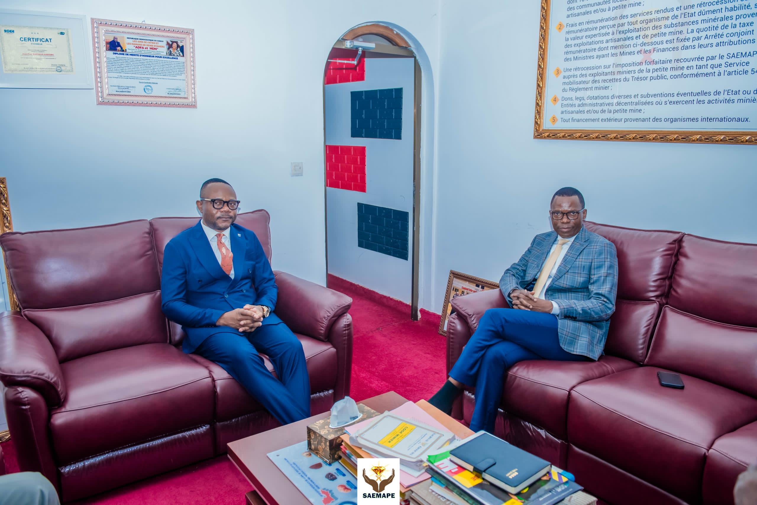 RDC : le DG du SAEMAPE Jean-Paul Kapongo échange avec le député Éliezer Ntambwe