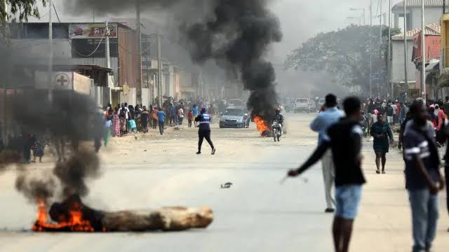 Angola : quatre morts et 500 arrestations lors des manifestations contre la hausse des prix du carburant à Luanda
