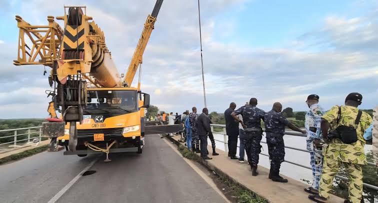 Bénin : 1 mort et 44 disparus après la chute d’un bus dans un fleuve