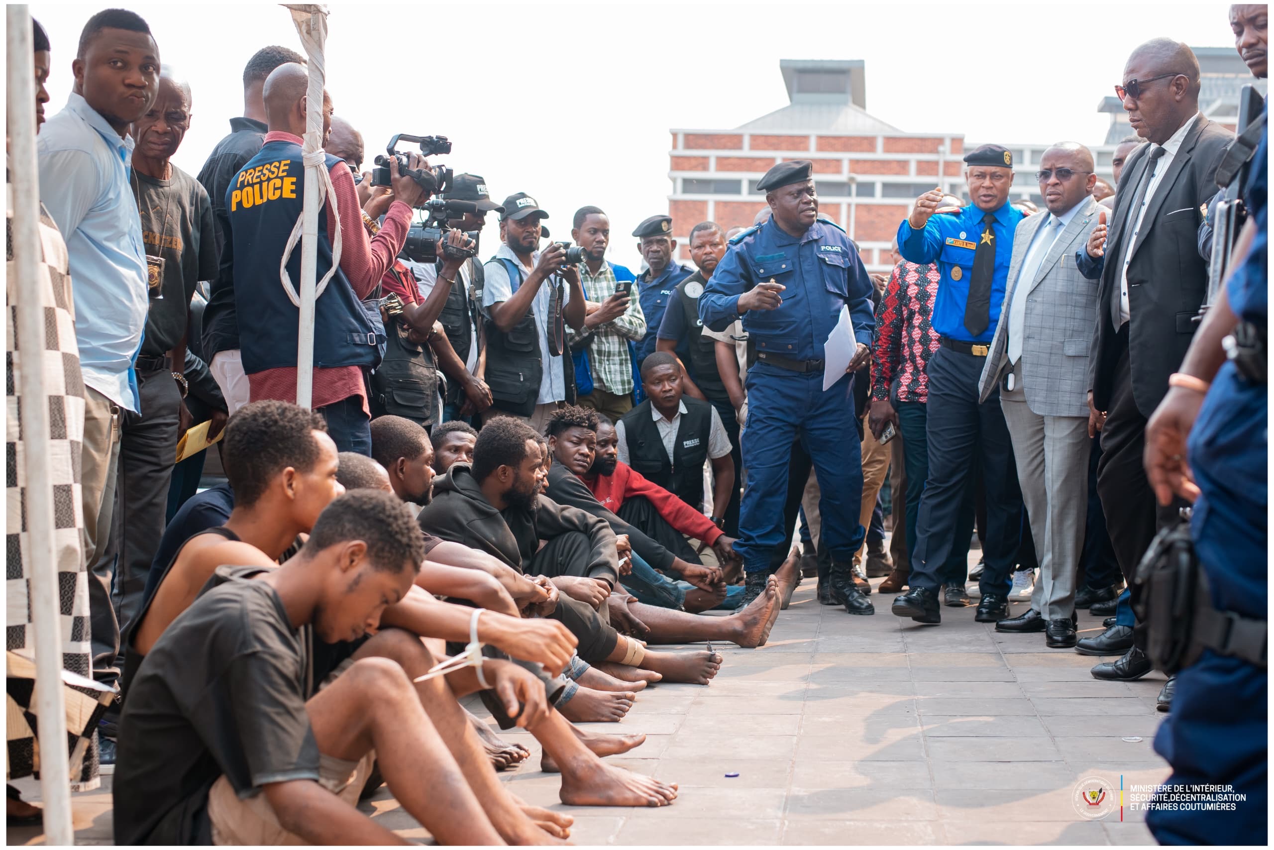 RDC : 37 présumés criminels présentés au VPM de l’Intérieur à Kinshasa
