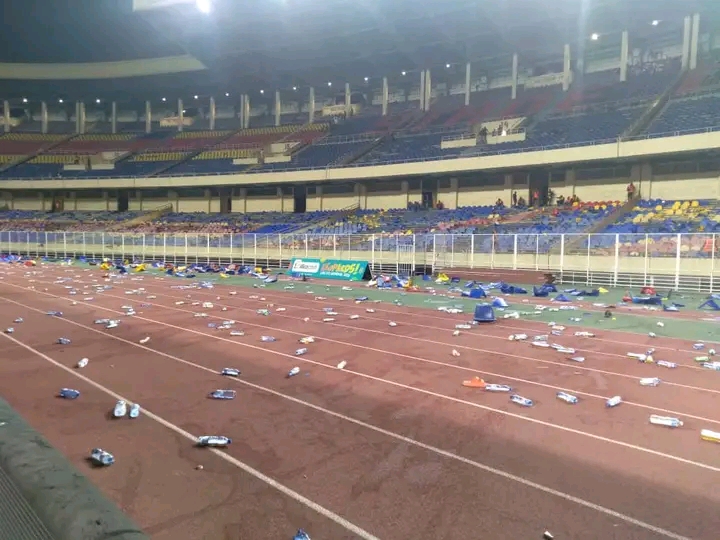 Foot : plus d’une centaine de chaises cassées au stade des Martyrs après la défaite de la RDC face au Sénégal