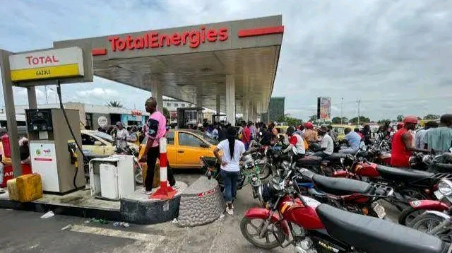 Kinshasa : longues files d’attente dans les stations-service ce lundi