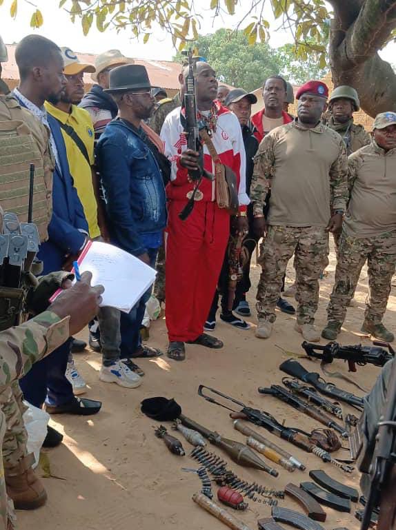 Maï-Ndombe : des miliciens « Mobondo » se rendent aux FARDC avec 16 armes de guerre