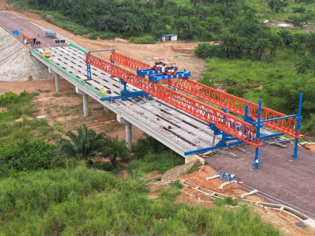 Rocades de Kinshasa : pose de la dernière poutre sur le pont Mfuti