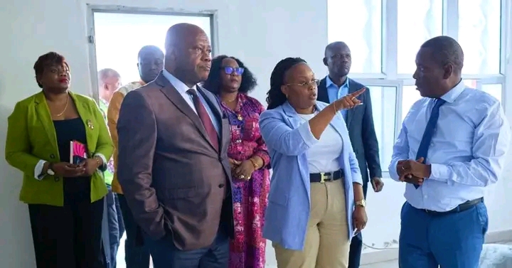 OCC : Christelle Muabilu inspecte les travaux de réhabilitation du laboratoire de Kinshasa