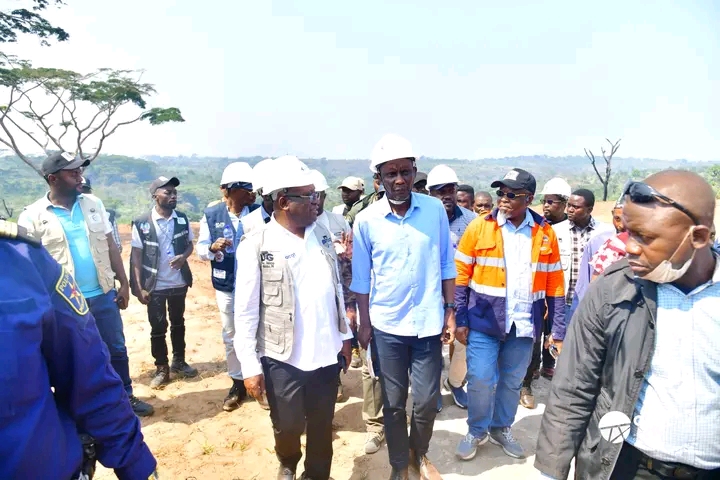 Caravane des Infrastructures : à Tshikapa, la délégation visite le chantier de l’aéroport