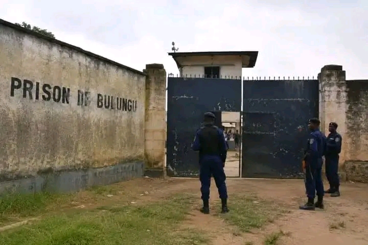 Évasion à la prison de Bulungu : quatre détenus et un policier perdent la vie