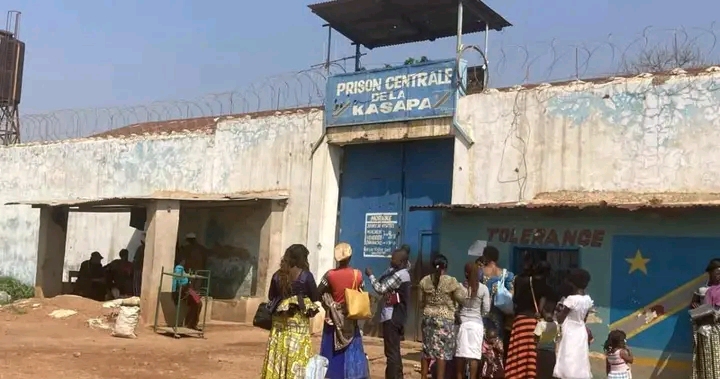 RDC : une enquête administrative et judiciaire ouverte après l’incendie au centre de santé de la prison de Kasapa